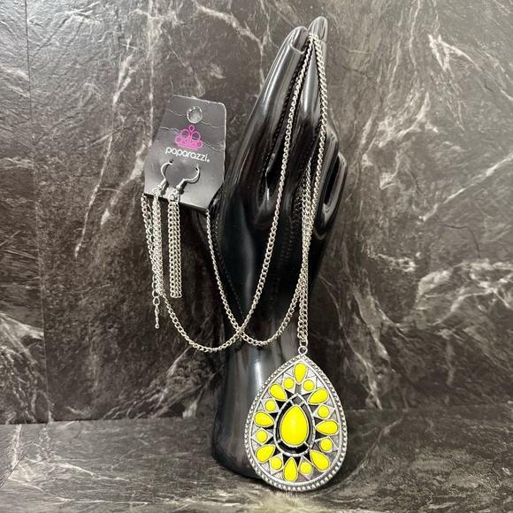 PAPARAZZI Necklace and Earrings Set - Picture 8 of 11